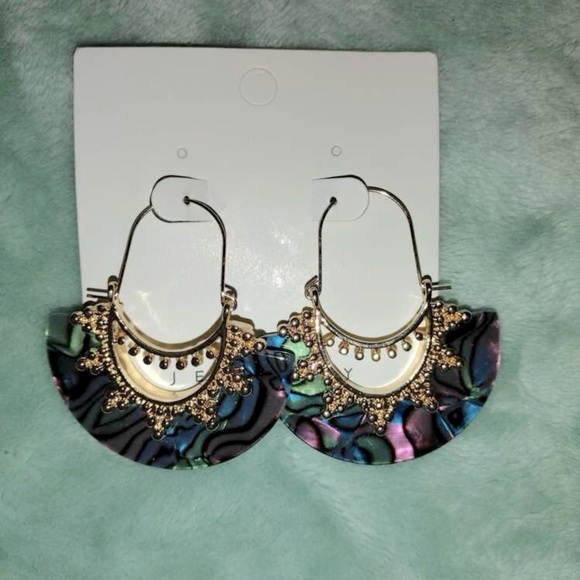 🌹2/$20.00🌹Fan Abalone Shell Earrings - Picture 2 of 5